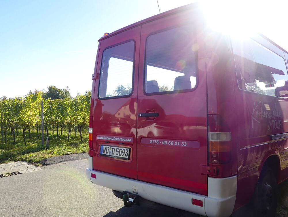 Rotes Auto mit Weinreben von Nordheim
